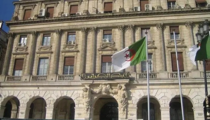 صحيفة جزائرية : أبوظبي وباريس يعرقلا  استرجاع أموالنا المنهوبة